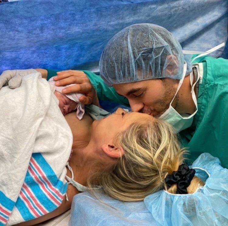 Fetița Annei Kournikova cu Enrique Iglesias e de-o frumusețe răpitoare. Cum arată micuța Mary la 7 luni