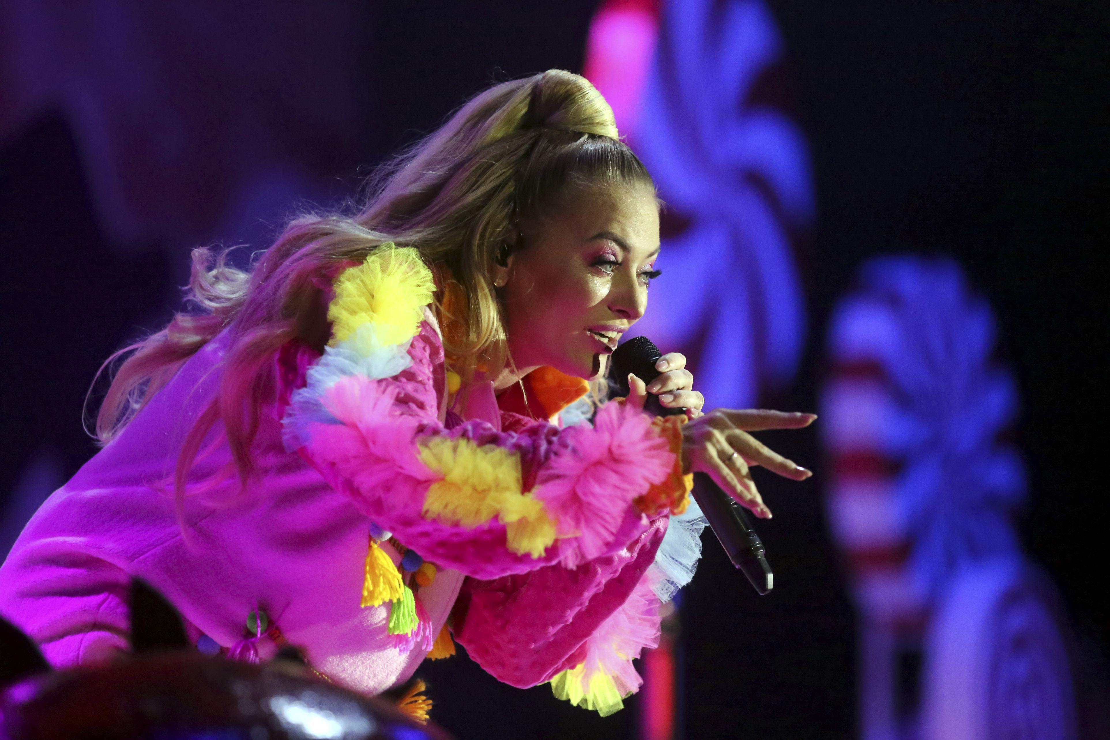 Detalii neștiute despre copilăria Deliei. Cu ochii &icirc;n lacrimi, artista a făcut confesiuni pe Instagram