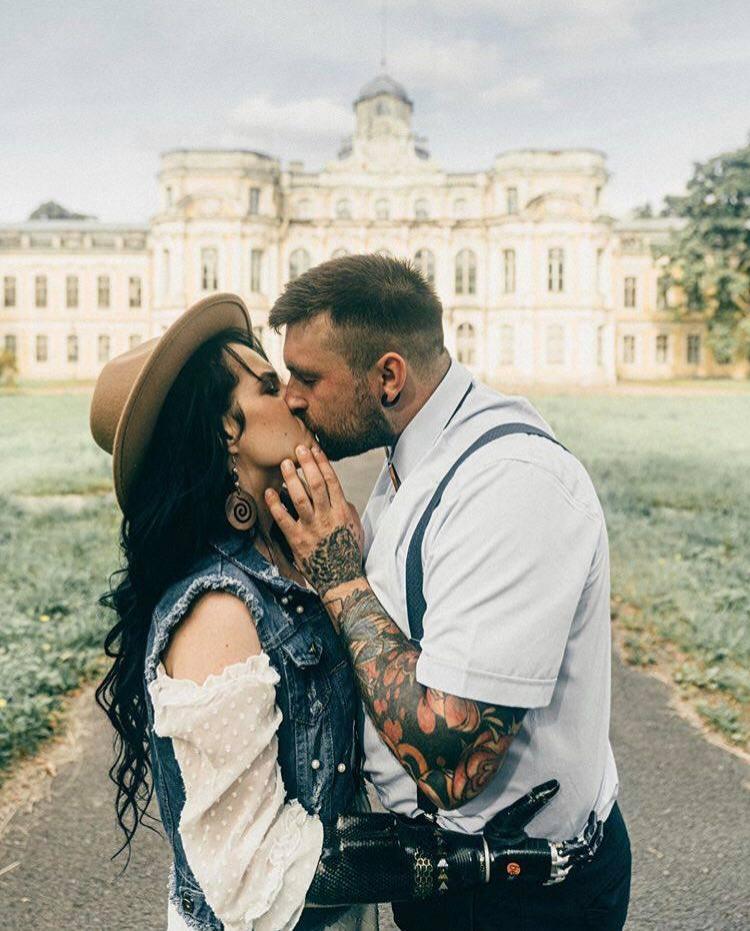 A fost la un pas de moarte, &icirc;nsă iubirea a salvat-o! Femeia cu braț bionic s-a recăsătorit &icirc;n secret