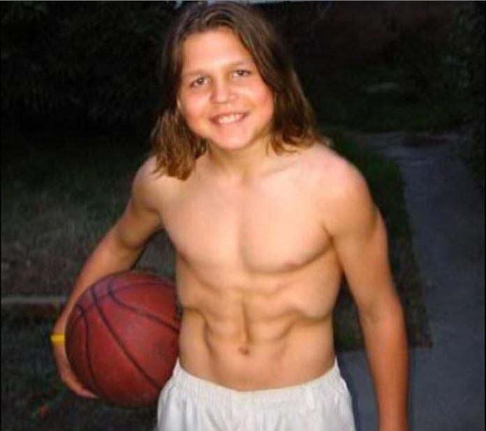 &Icirc;l mai ții minte pe &ldquo;Micul Hercule&rdquo;? Impresiona cu fizicul lui și exercițiile pe care le putea face. Așa arată el astăzi