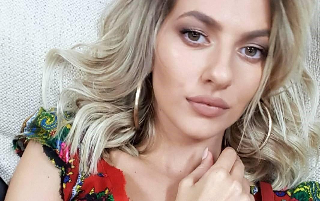 Fusta mini care garanteaza un accident vestimentar. Cat de sexy s-a pozat Lidia Buble pentru fanii ei