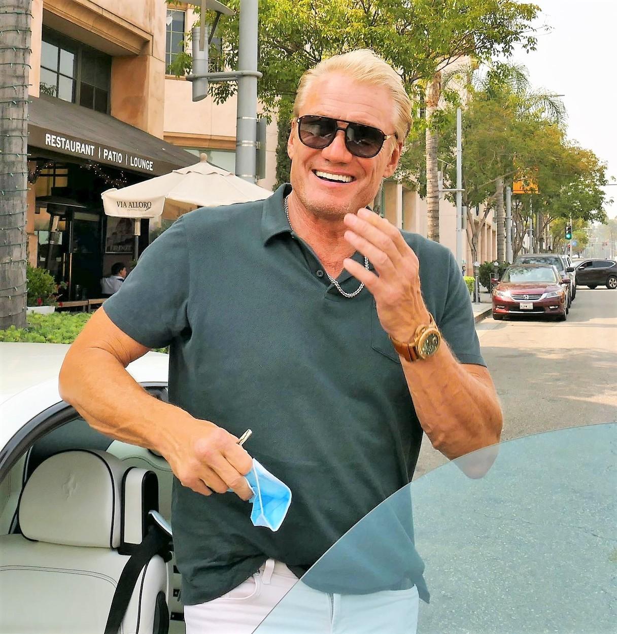 Dolph Lundgren intr-un tricou gri si ochelari de soare negri