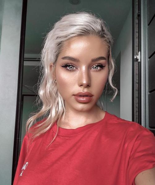 Carmen Grebenișan, ședință foto cu tematică army alături de iubit. Cum arată logodnicul roșcatei