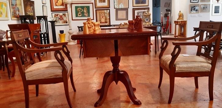 Una dintre mesele de şah ale lui Nicolae Ceauşescu, scoasă la licitaţie cu un preț de pornire de 350 de euro