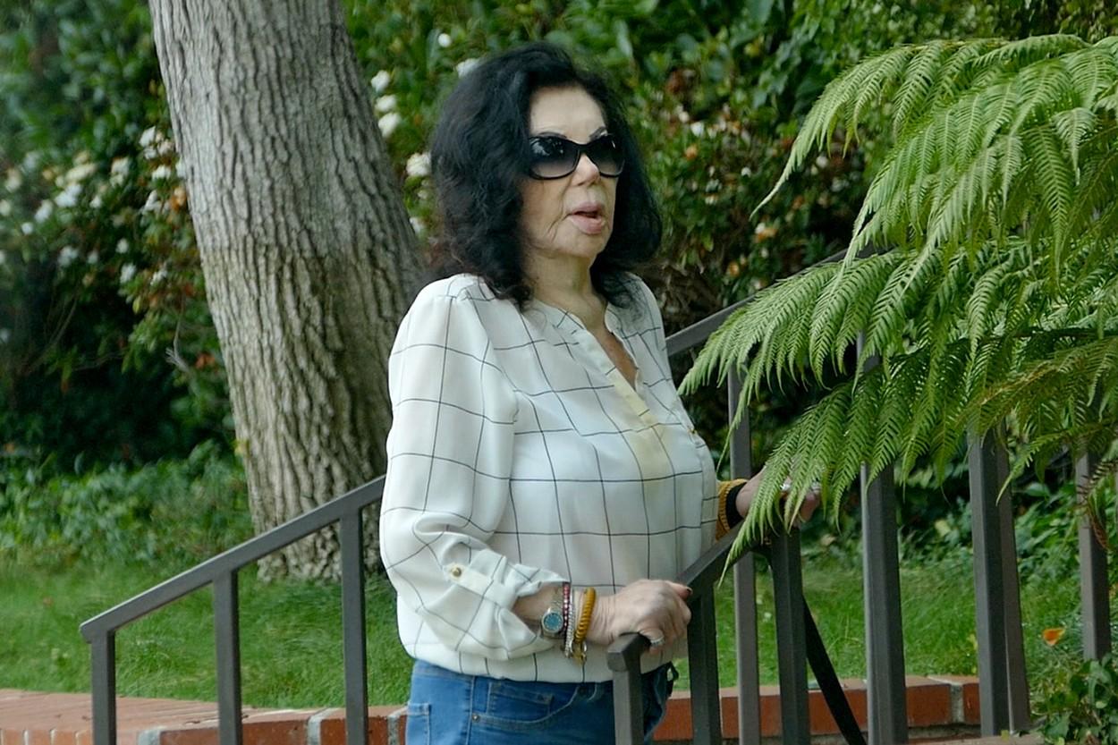 jackie stallone cu ochelari de soare