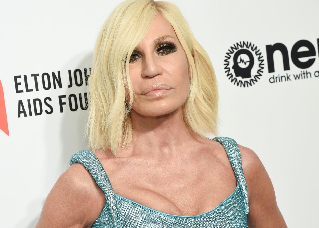 Donatella Versace, imagini la plajă. Cum a fost fotografiată de paparazzii