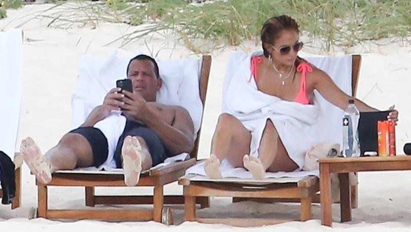 Jennifer Lopez și AlexRodriguez, la plajă