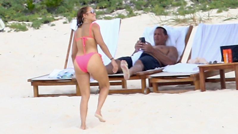 Jennifer Lopez și Alex Rodriguez, la plajă