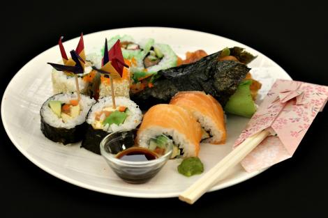 Rețetă tradițională de sushi preparat în diverse moduri