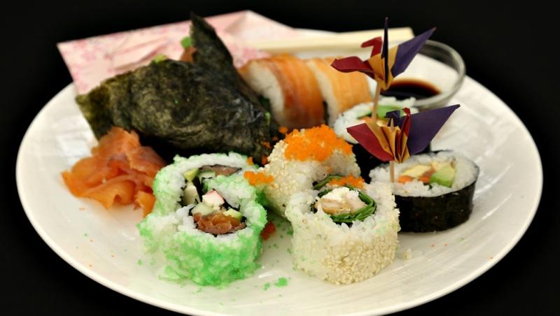 sushi cu umpluturi diverse