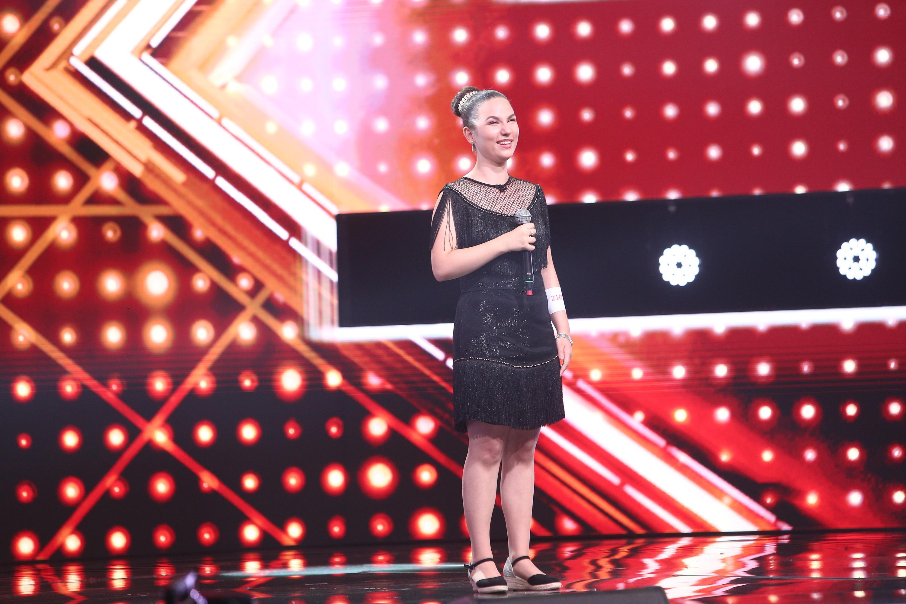 Andrada Precup, pe scena X Factor, interpretand piesa "Proud Mary"