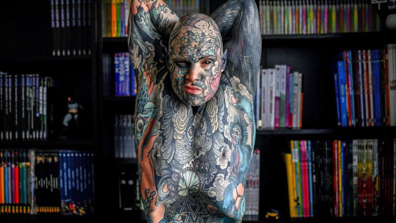 Sylvain Helaine, profesorul suplinitor din Paris, care are corpul acoperit de tatuaje