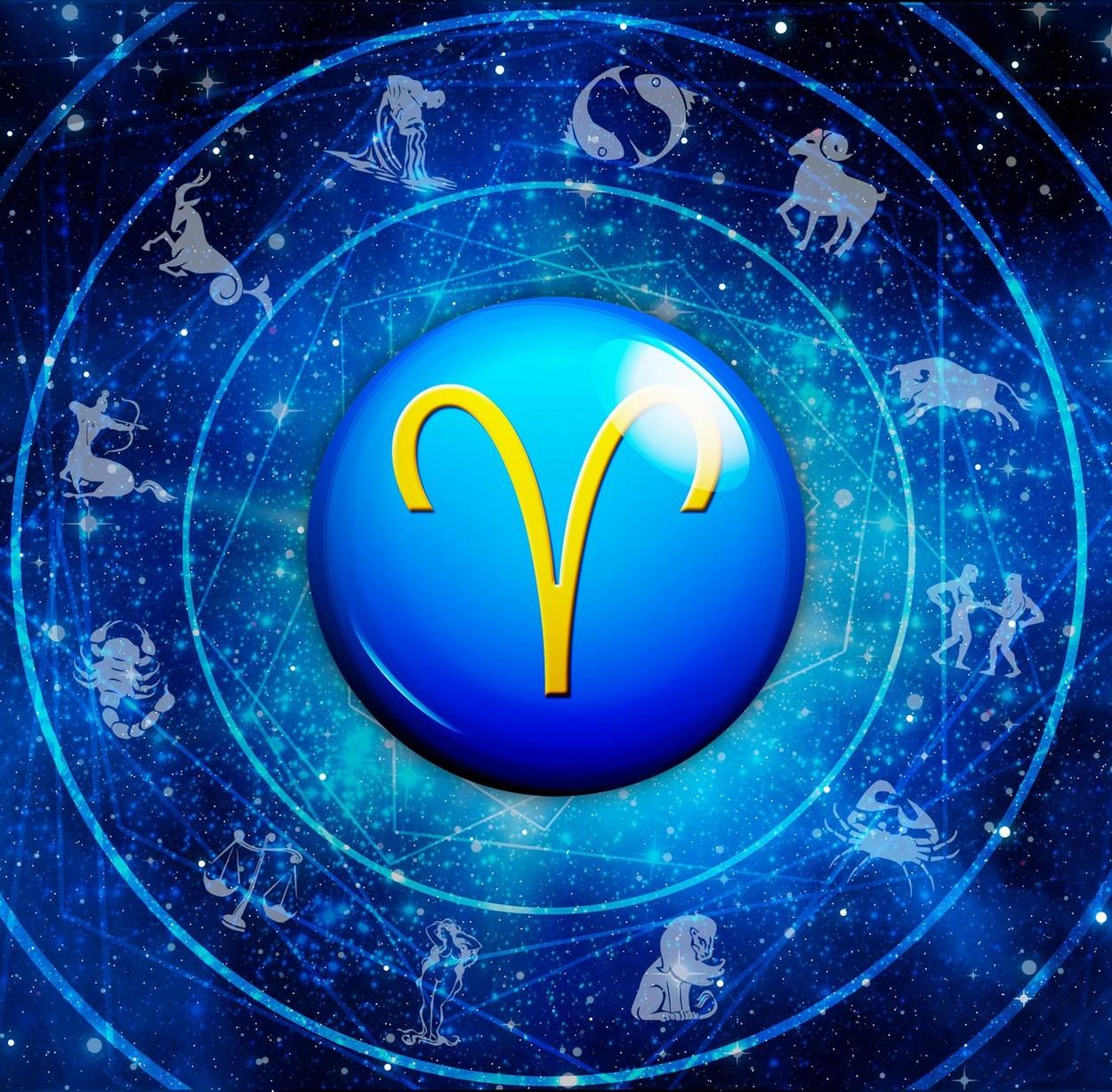 semnul zodiacal berbec pe cer, inconjurat de celelalte zodii