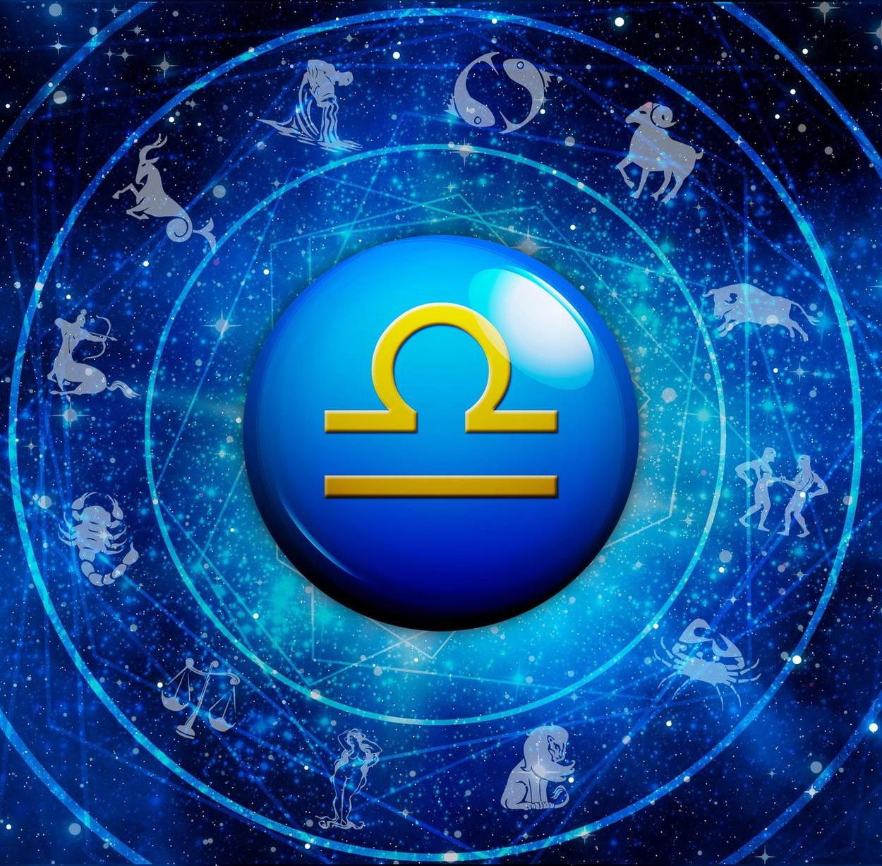 semnul zodiacal balanta pe cer, inconjurat de celelalte zodii