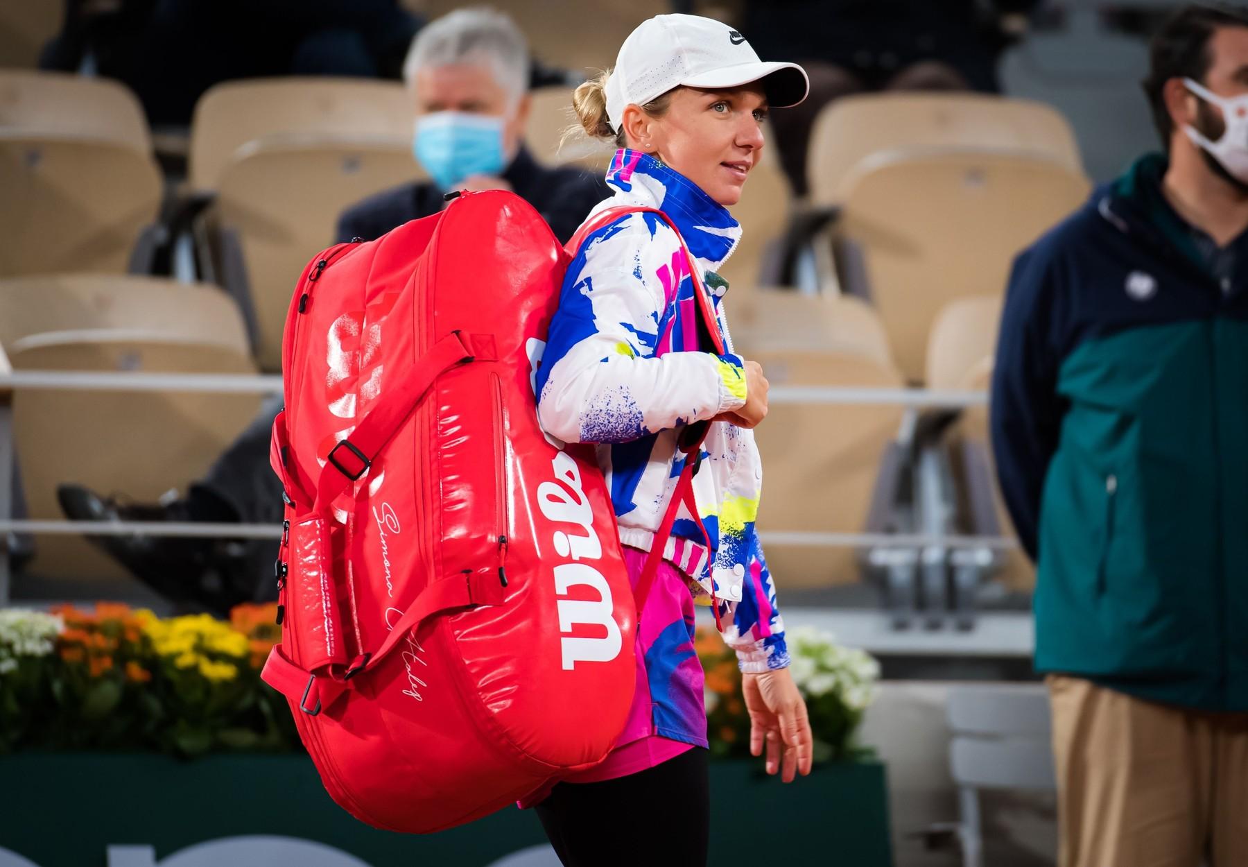 Simona Halep cu rucsacul in spate dupa primul tur de la Roand Garros 2020