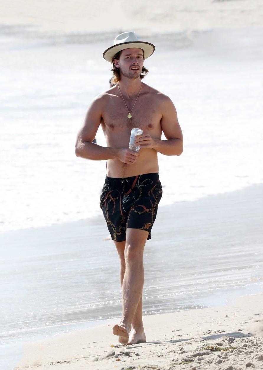 patrick schwarzenegger pe plaja, la bustul gol