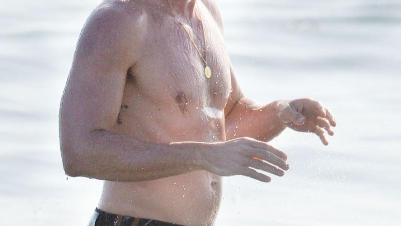Băieții lui Arnold Schwarzenegger, surprinși la plajă de fotografii americani. Cât de diferiți sunt Patrick și Christopher