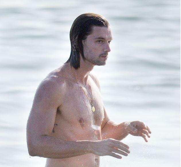 patrick schwarzenegger in apa, la bustul gol