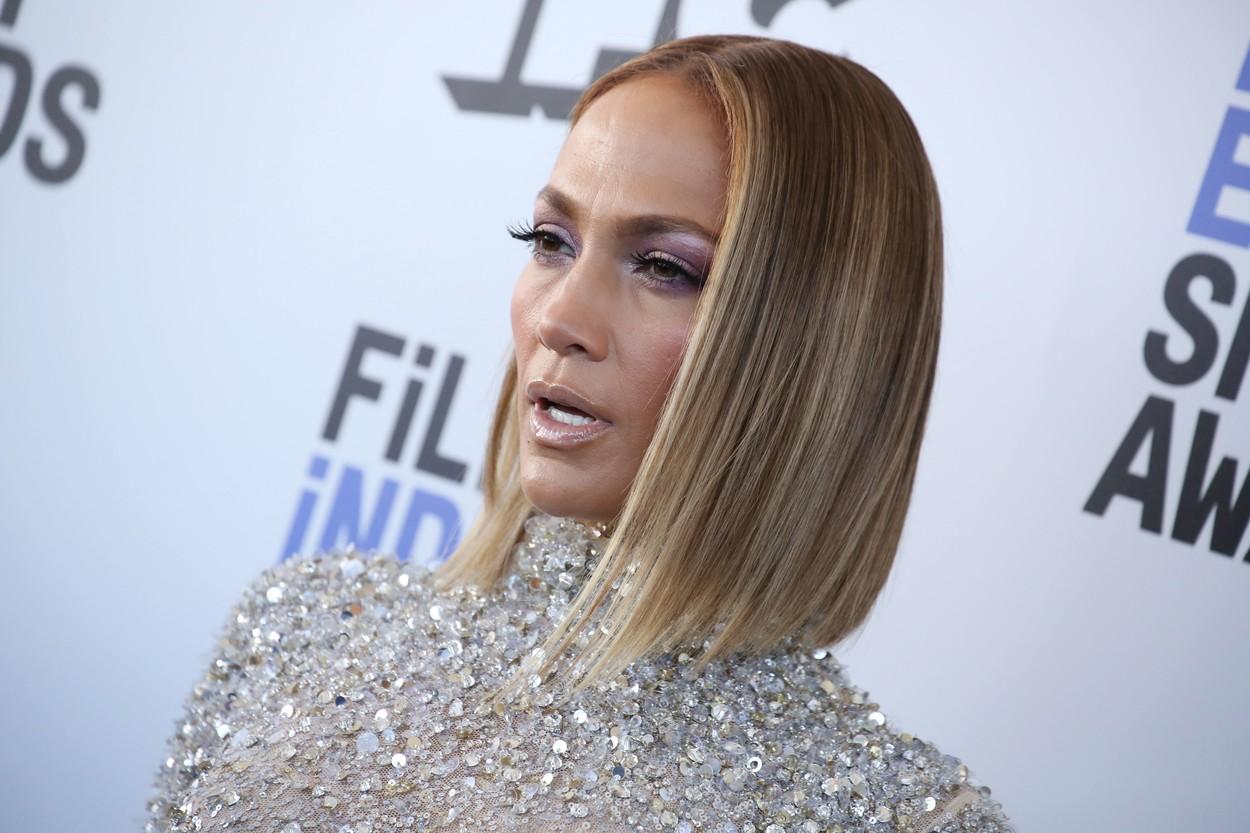 J.Lo, de nerecunoscut cu părul creț și breton. Cum a surprins diva hispanică