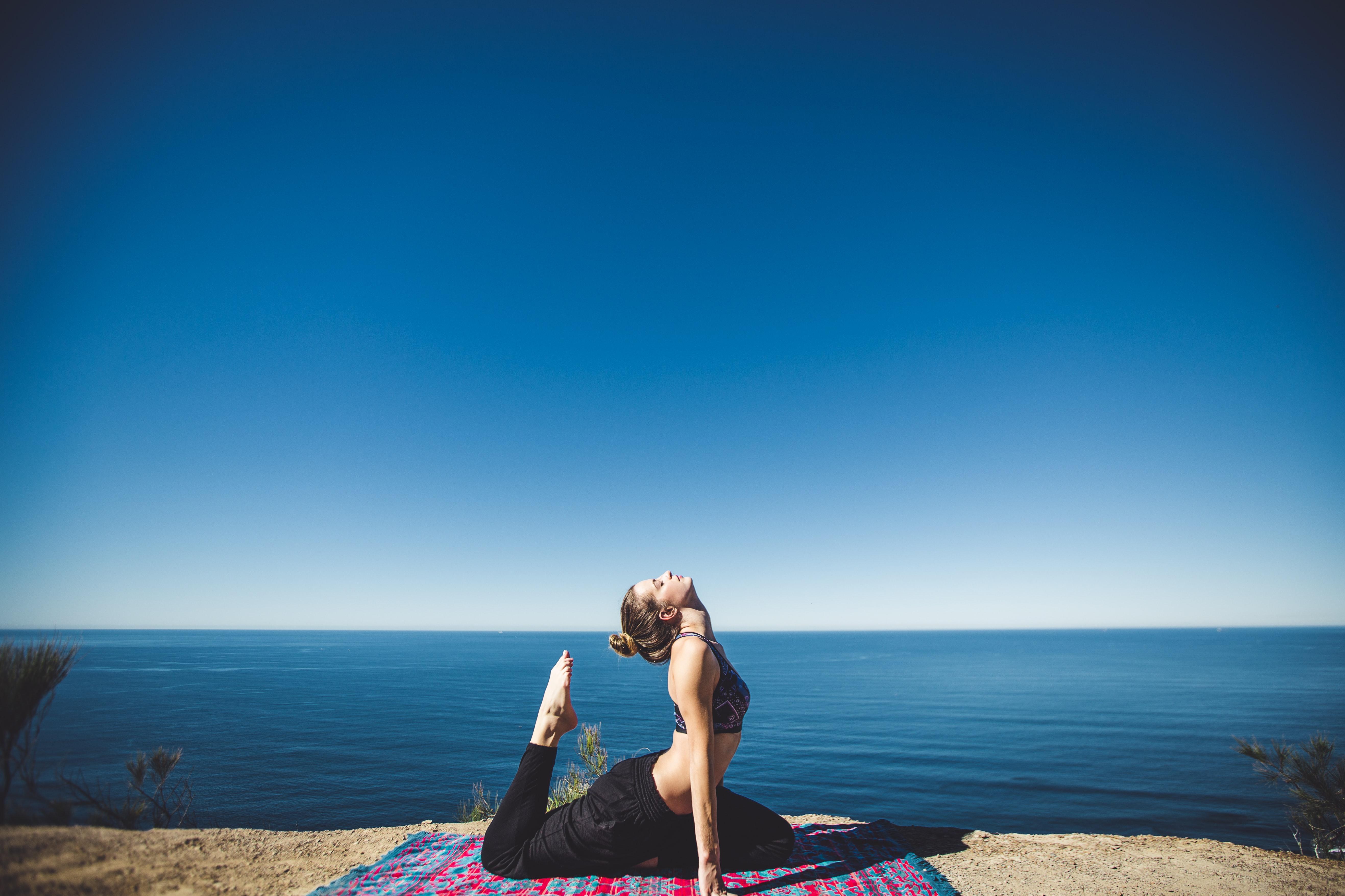 Scapă de stres și îmbunătățește-ți sănătatea cu yoga și … un mic ajutor natural!