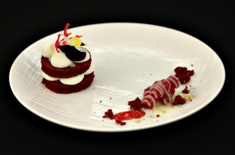 Rețetă de tort red velvet cu cremă de ciocolată albă și mascarpone