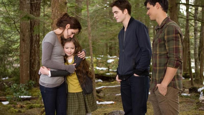Scenă din Twilight Breaking Dawn-Part 2, în care apar personajele Bella Swan, Edward Cullen, Jacob Black și Renesmee