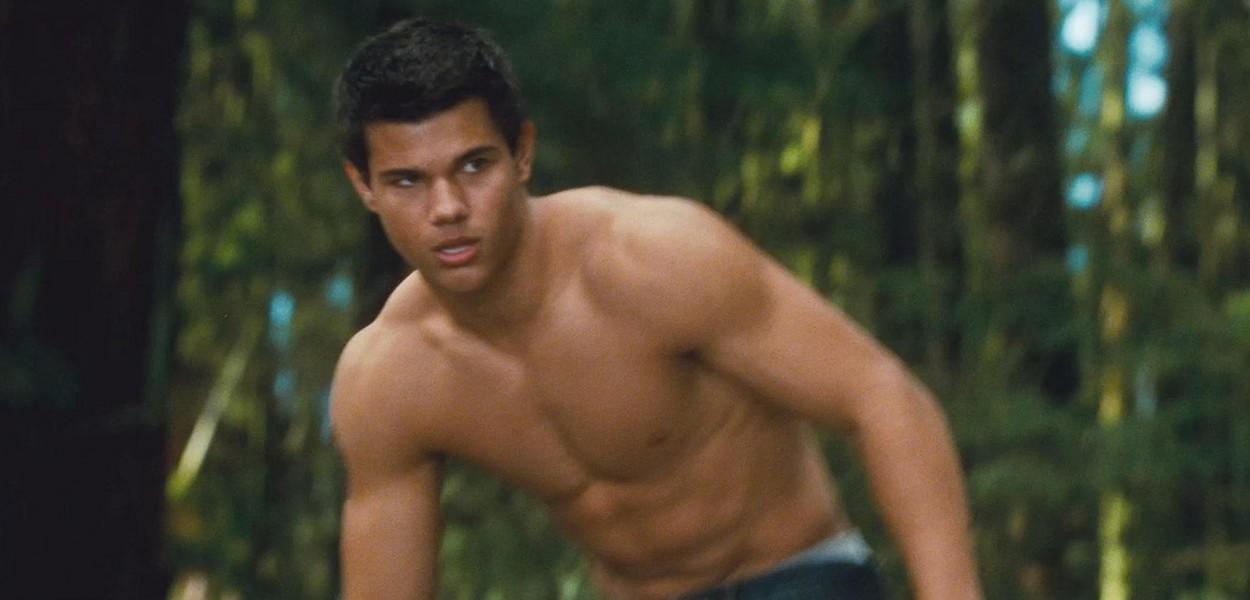 Taylor Lautner în rolul lui Jacob Black, în seria "The Twilight Saga: New Moon"