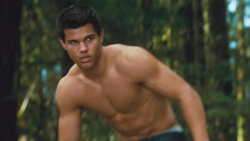 Taylor Lautner în rolul lui Jacob Black, în seria "The Twilight Saga: New Moon"