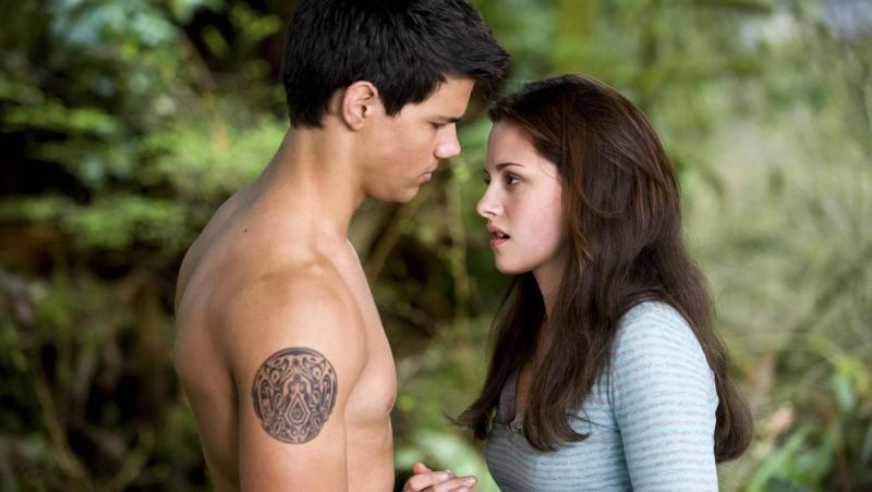 Taylor Lautner și Kristen Stewart ]ntr-o scenă din filmul "The Twilight Saga: New Moon"
