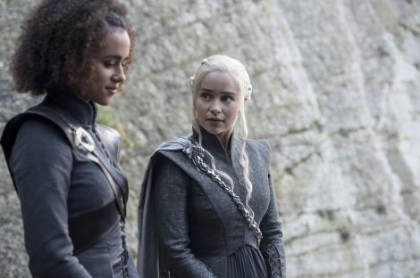 Dublura Emiliei Clarke din Game of Thrones uimește cu vocea ei. Rosie Mac face furori la Little Mix