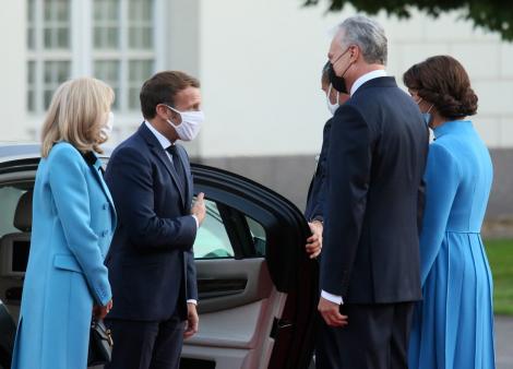 Soția Președintelui Emmanuel Macron, Lady Brigitte Macron, arată mai bine ca oricând. Ea a strălucit într-o ținută albastră