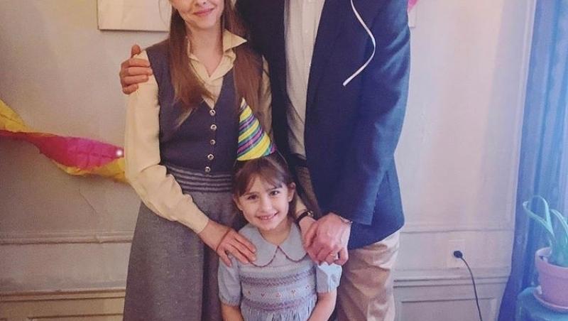amanda seyfried impreună cu sotul si fiica sa la o aniversare
