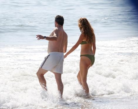 Jon Hamm și co-starul său din Mad Men, Anna Osceola. Fără inhibiții pe o plajă din Santa Barbara