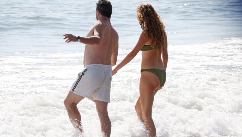 Jon Hamm și co-starul său din Mad Men, Anna Osceola. Fără inhibiții pe o plajă din Santa Barbara
