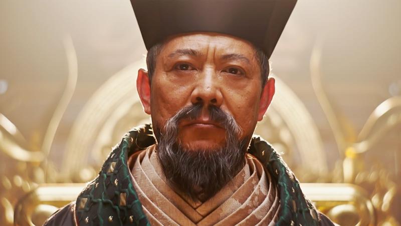Jet Li în rolul Regelui din ''Mulan'' (2020), purtând un costum specific Împăraților chinezi
