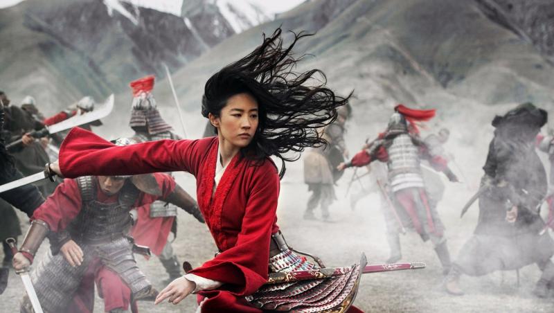 Yifei Liu ține în mână o sabie, într-o scenă de luptă din filmul ''Mulan''
