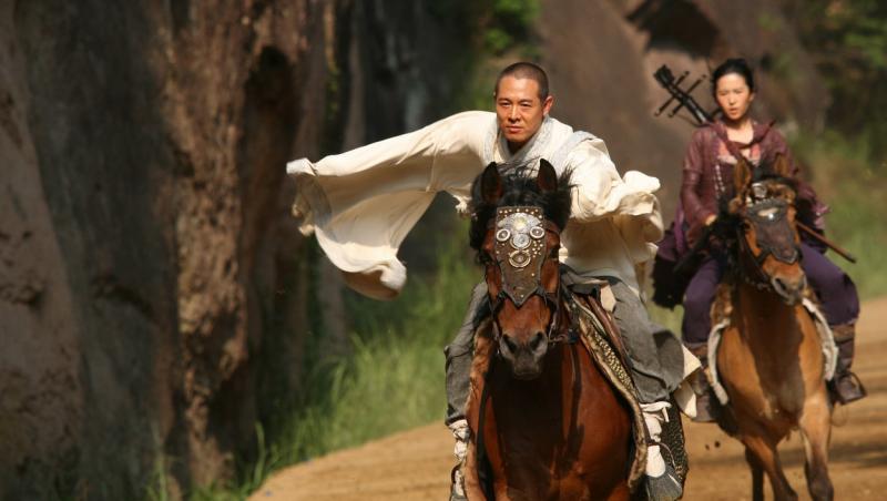 Jet Li și Yifei Liu călare pe cal, într-o scenă din filmul ''The Forbidden Kingdom'' (2008)