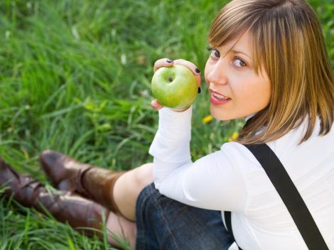 Mituri despre consumul de fructe. Un măr pe zi ține doctorul departe. Adevărat sau fals?