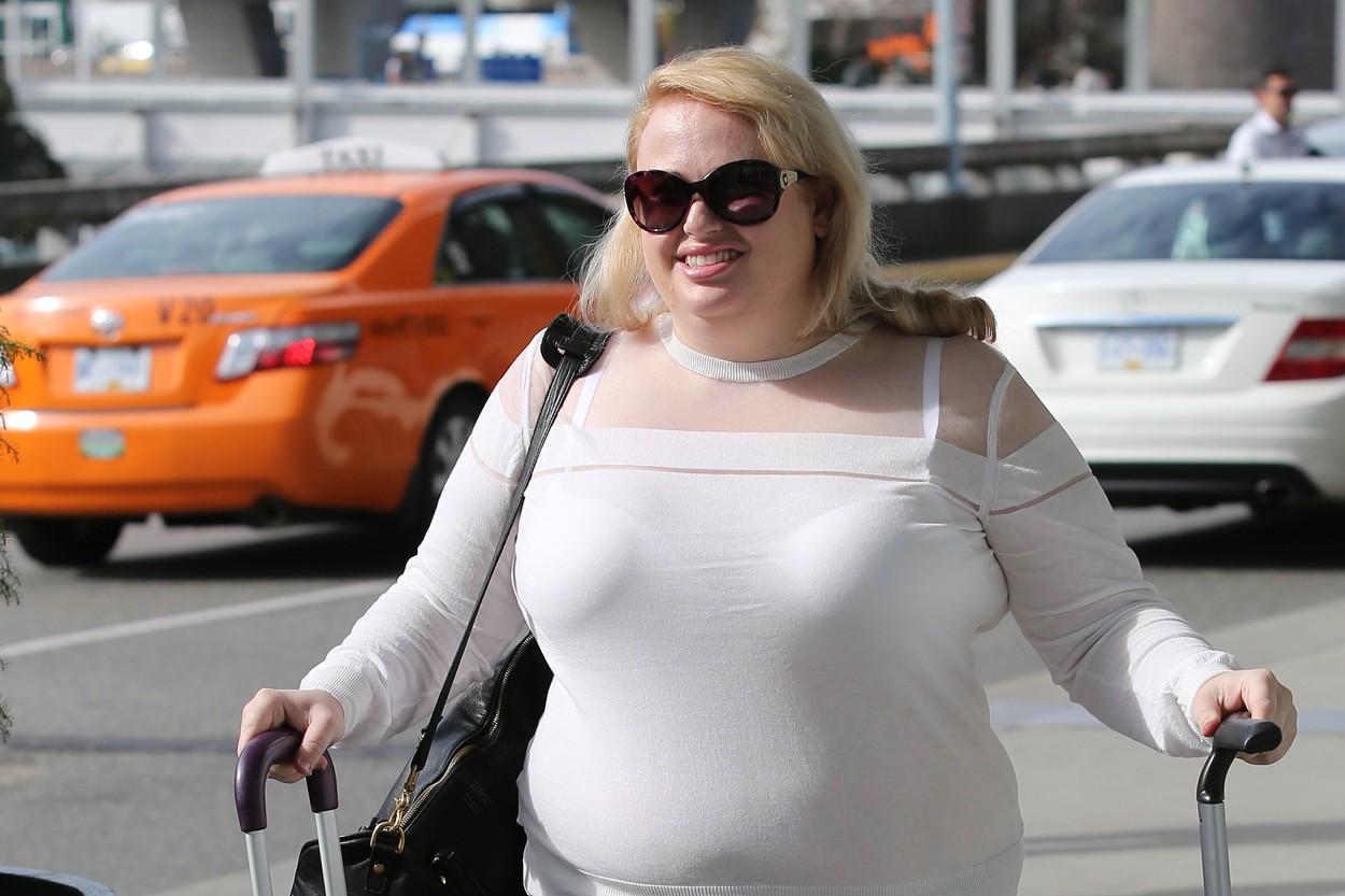 Rebel Wilson, surprinsă pe aeroportul din Los Angeles