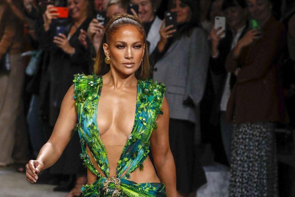 Jennifer Lopez în celebra rochie verde semnată Versace
