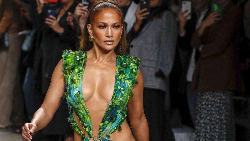 Jennifer Lopez, în timpul unei prezentări pentru casa de modă Versace, 2019