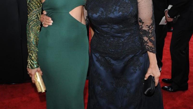 Jennifer Lopez și mama sa, Guadalupe Rodriguez, fotografiate pe covorul roșu la BAFTA "Brits To Watch", în Los Angeles, 2011