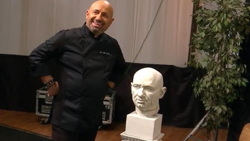 Chef Cătălin Scărlătescu și statuia sa, la emisiunea „Chefi la cuțite” de la Antena 1