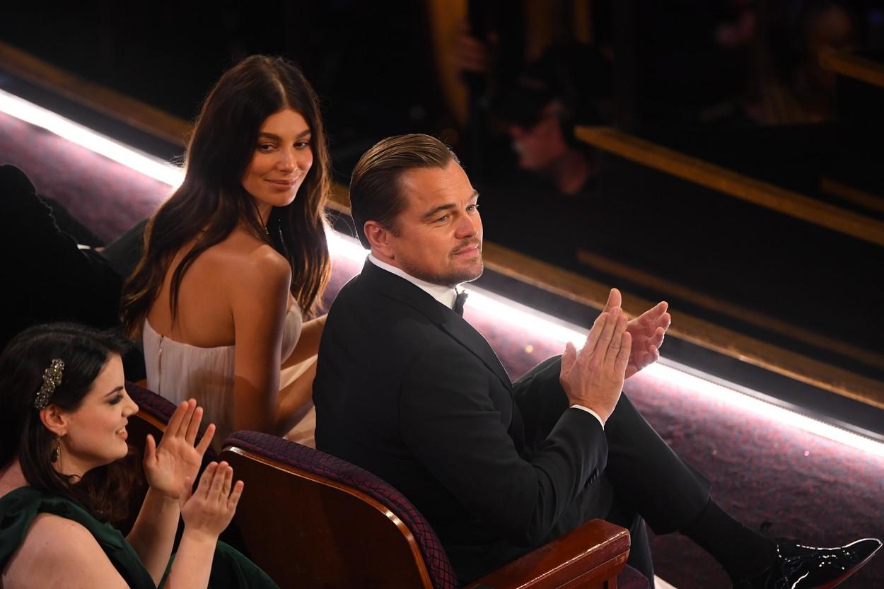 Leonardo DiCaprio, surprins la plajă alături de iubita mai t&acirc;nără cu 23 de ani. Nu-și poate ține m&acirc;inile departe de ea
