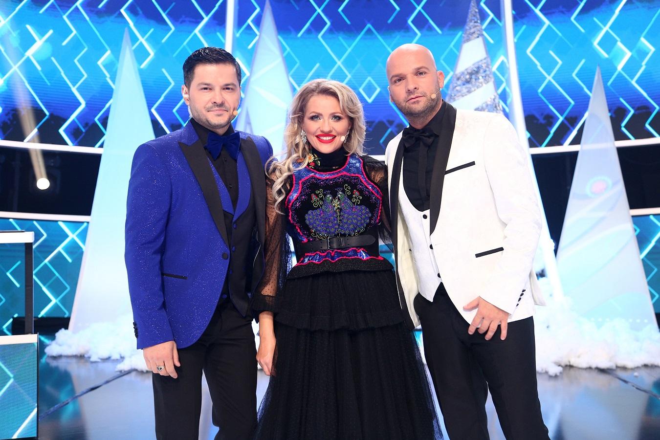 Andrei Ștefănescu, Liviu Vârciu și Mirela Vaida, stând împreună în platoul emisiunii „Show și-așa” de la Antena 1