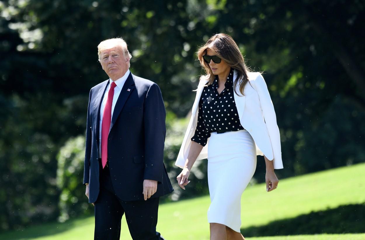 Donald și Melania Trump, fotografiați împreună în aer liber, în timpul unei plimbări