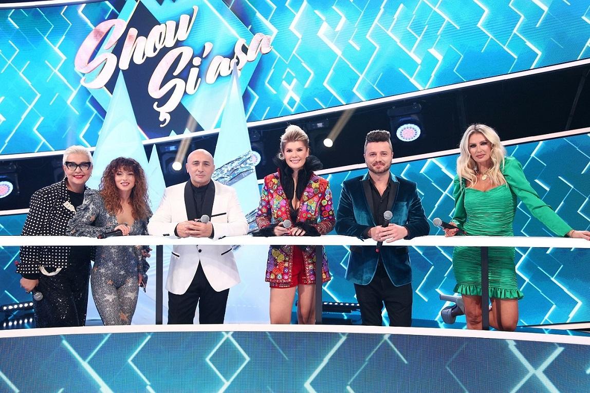 Andrei Ștefănescu, Liviu Vârciu și Mirela Vaida, stând împreună în platoul emisiunii „Show și-așa” de la Antena 1