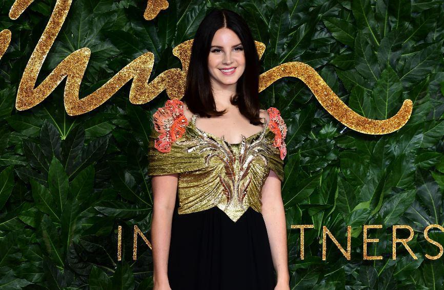 Lana Del Rey, fotografiată pe covorul roșu la evenimentul Fashion Awards 2018