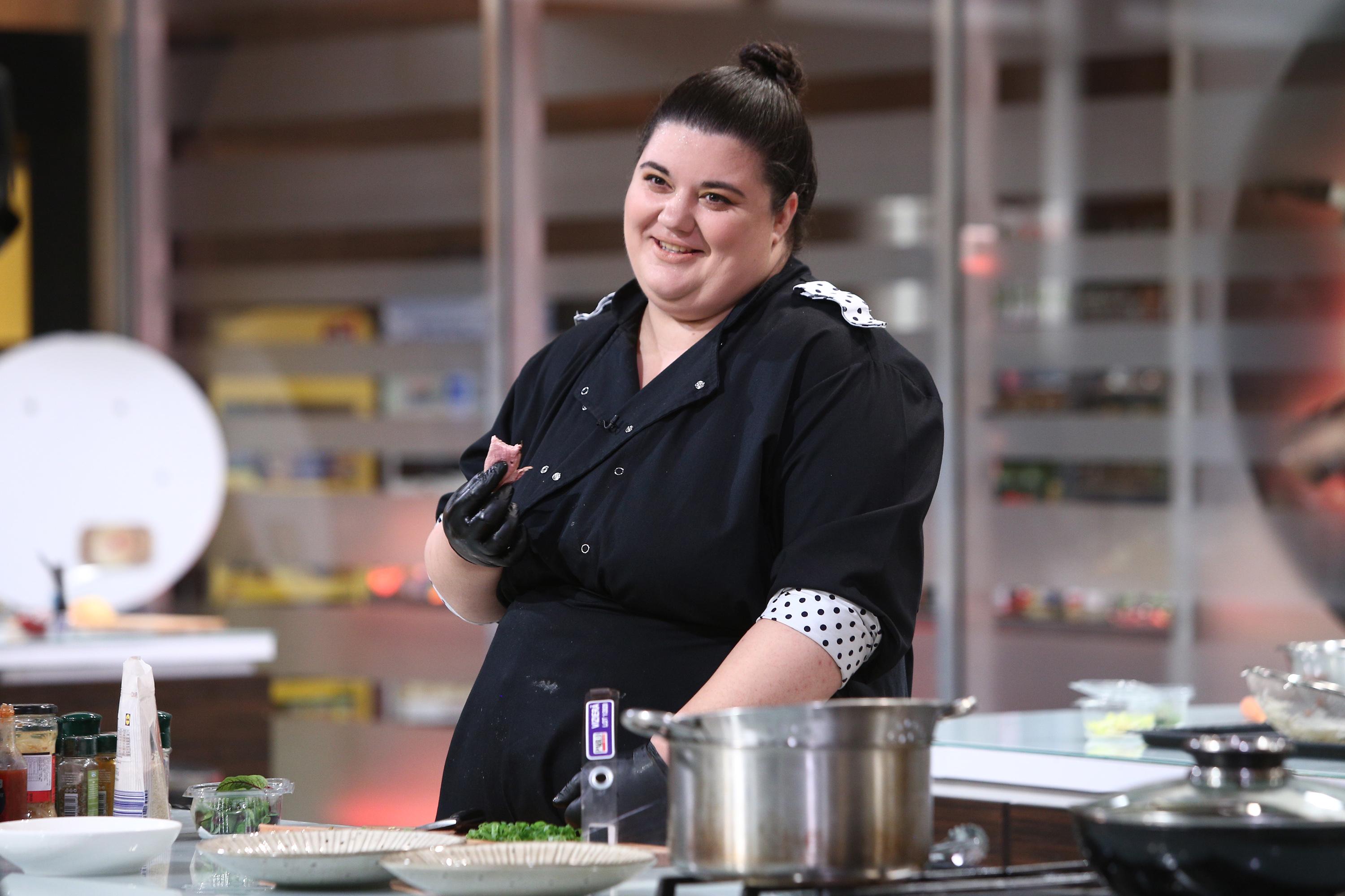 Claudia Radu de la &bdquo;Chefi la cuțite&rdquo;, look &icirc;ndrăzneț ce i-a uluit pe fani! Cum s-a pozat