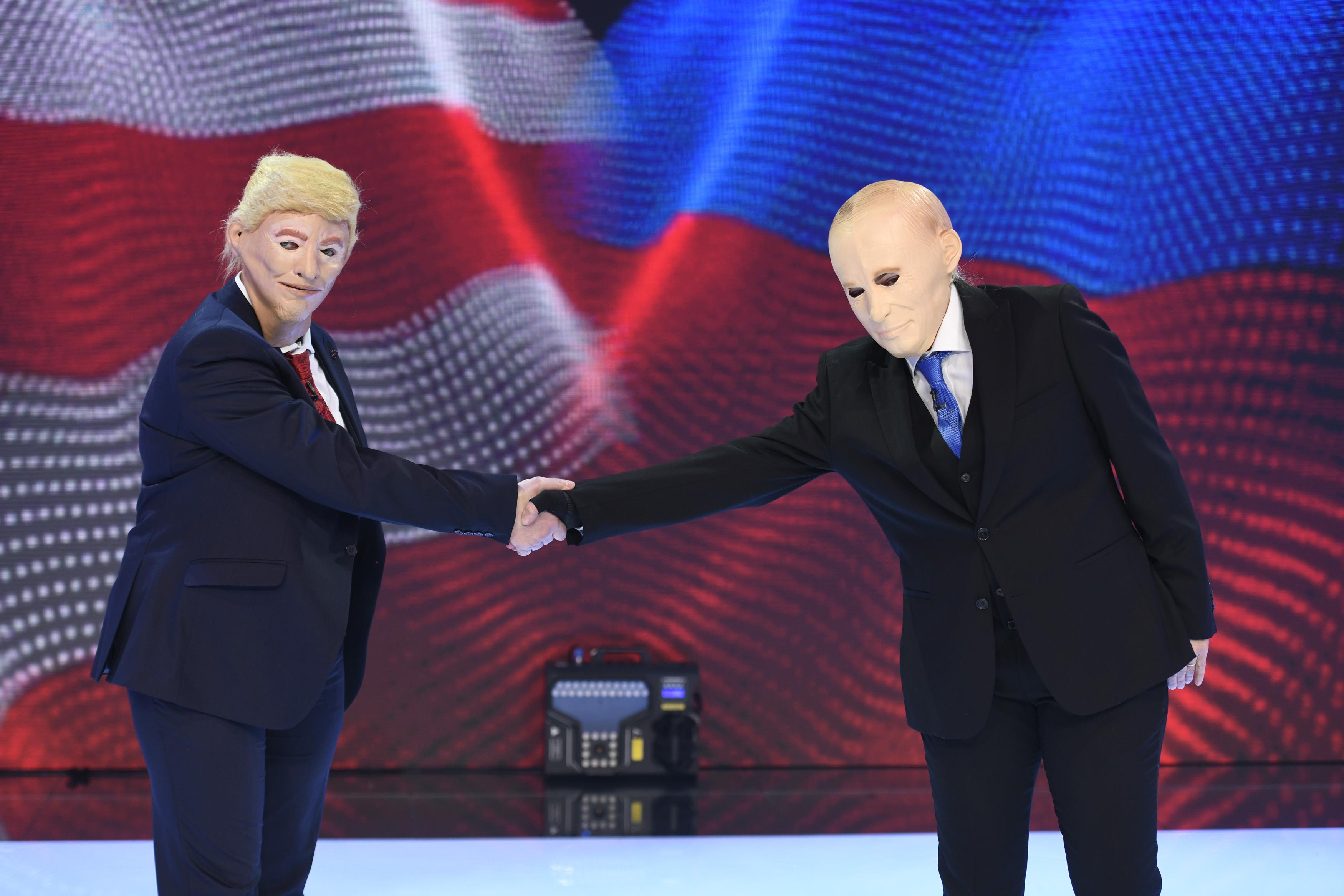 Mastile Trump și Putin care dau mâna pe scena Revelionului 2021